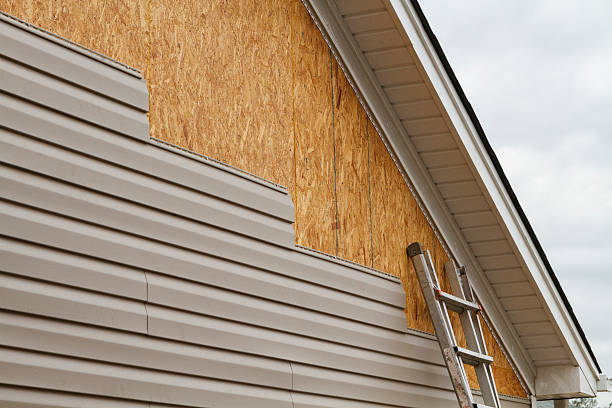 Professional Siding technician working in Bentleyville, PA